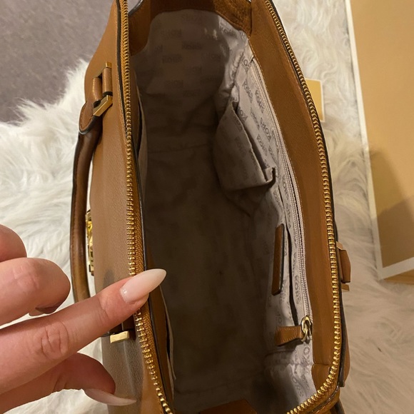 AUTHENTIC Michael Kors purse. - Picture 4 of 7